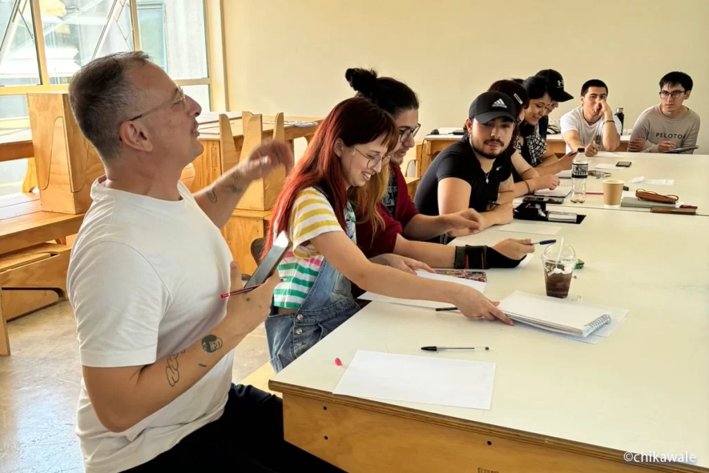 Ilustrador Puño en uno de los talleres de la FAAD