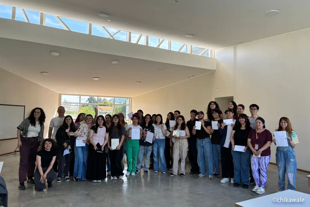 Estudiantes con sus trabajos realizados