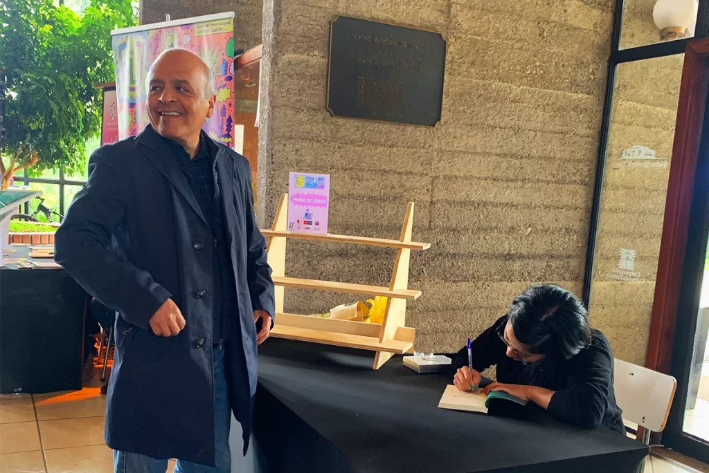 La autora en su firma de libros