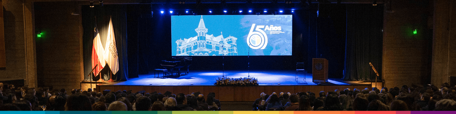 imagen panorámica del escenario del aula magna iluminado