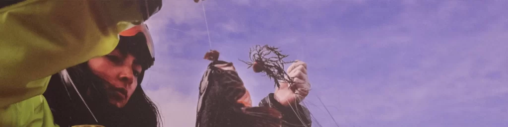 Imagen de mujer sosteniendo una lanza con un pescado