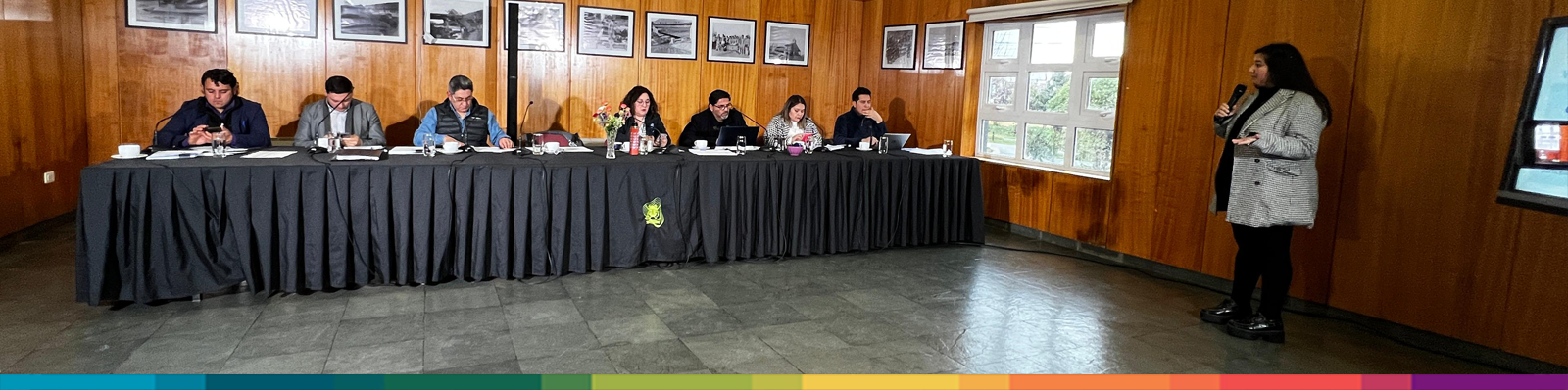 imagen de los representantes del municipio y la encargada del programa viva comuna