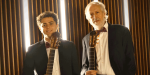 Imagen de Luis Orlandini y Raimundo Luco vestidos de gala con una guitarra en sus manos.