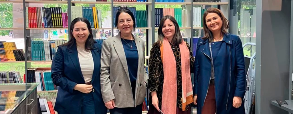 Jovana Skarmeta en la Librería Ediciones UCT